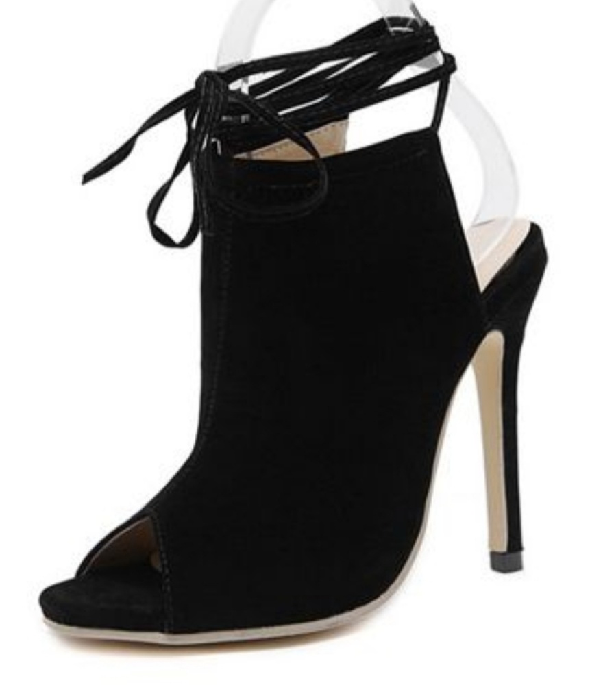 NWOT Cute lace up heels